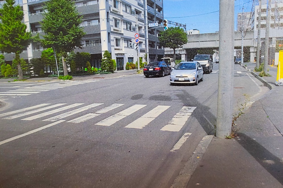 膨らんだ市道東4丁目通道路。近く改修工事が始まる（画像：合田一道）