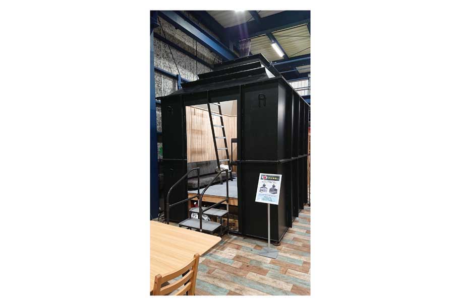 米国製。約4.5畳の空間にベットと放射線物質など除去できる空気清浄機などが備え付けられている。食糧を備蓄すれば、4人が2週間過ごすことができる。シェルター設置費用は工事込みで1500万円（画像：バリアホーム）