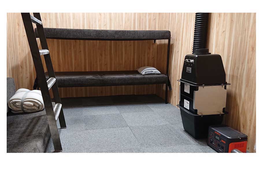 米国製。約4.5畳の空間にベットと放射線物質など除去できる空気清浄機などが備え付けられている。食糧を備蓄すれば、4人が2週間過ごすことができる。シェルター設置費用は工事込みで1500万円（画像：バリアホーム）