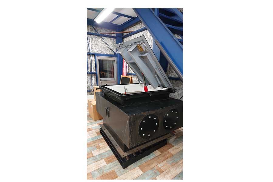 米国製。約4.5畳の空間にベットと放射線物質など除去できる空気清浄機などが備え付けられている。食糧を備蓄すれば、4人が2週間過ごすことができる。シェルター設置費用は工事込みで1500万円（画像：バリアホーム）