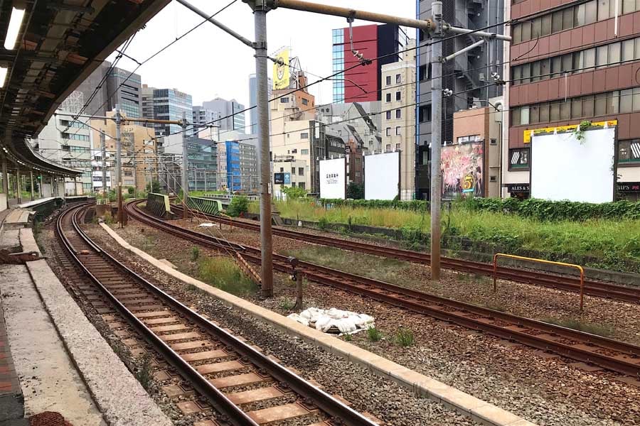 JR飯田橋駅ホームは歪曲（わいきょく）している。現在は手前の方のホームを延長し改良された（画像：小林明）