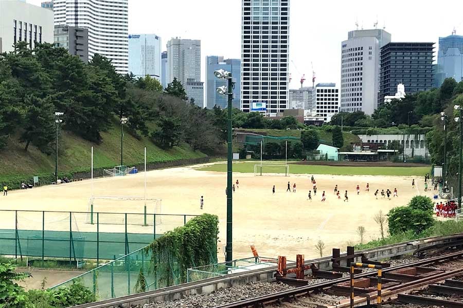 真田濠は上智大学グラウンドに変わった。手前は東京メトロ丸の内線の線路（画像：小林明）