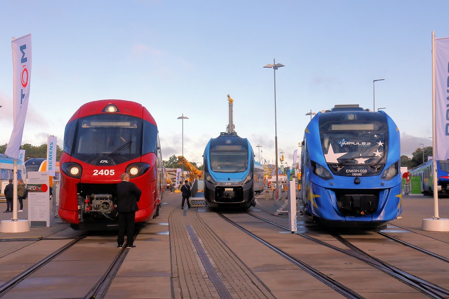 展示スペースに並んだ各メーカーの新型車両（画像：橋爪智之）