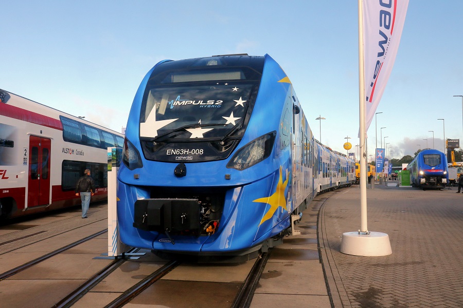 ポーランドのネヴァグ製ハイブリッド車両「インパルス2」（画像：橋爪智之）