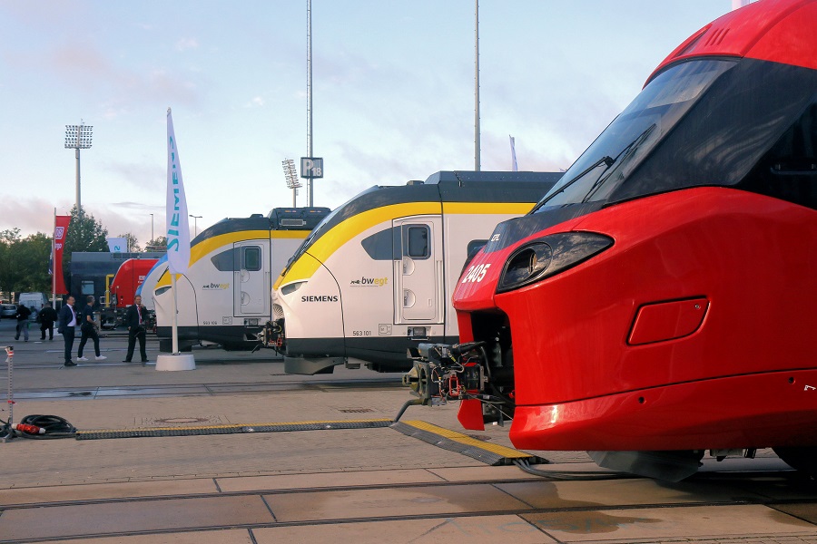 展示スペースに並んだ各メーカーの新型車両（画像：橋爪智之）