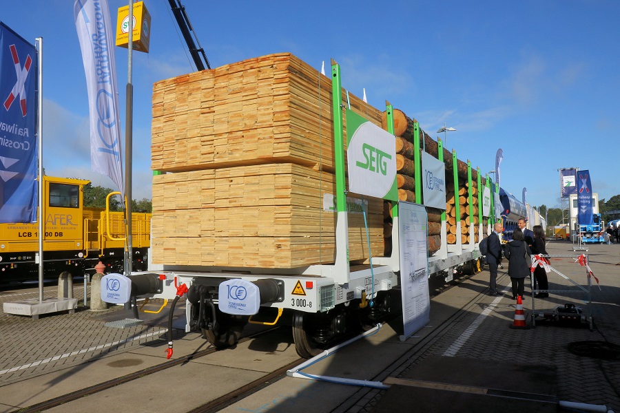旅客輸送以上に重要視される物流のため貨車の展示も多い（画像：橋爪智之）