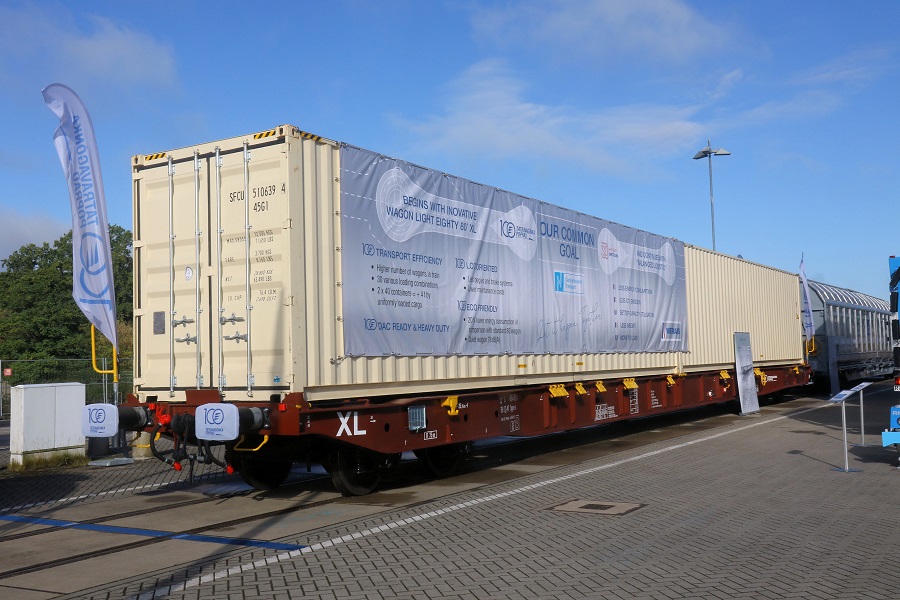 40ft海上コンテナをそのまま2つ積載できる大型コンテナ車（画像：橋爪智之）