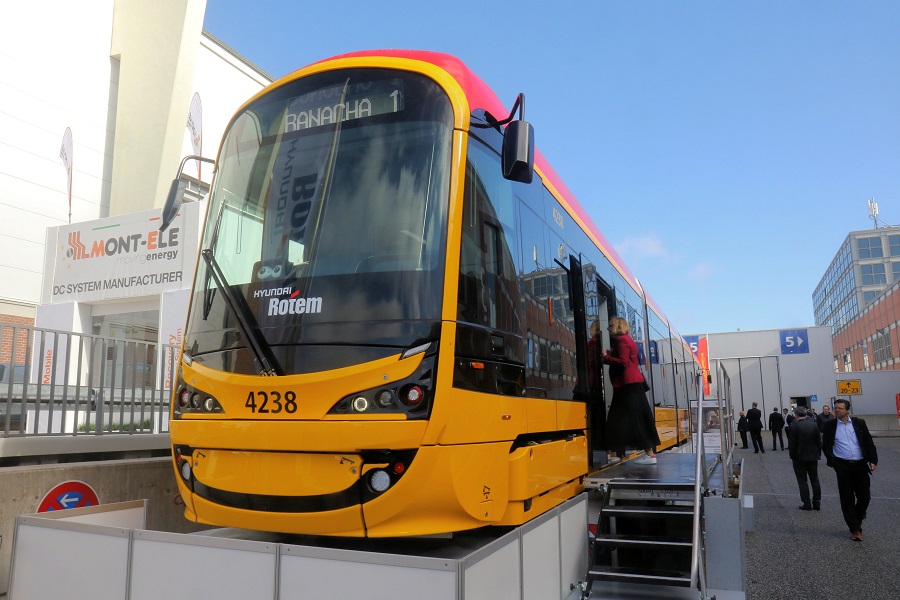 韓国ヒュンダイ・ロテム製のワルシャワ市向け100％低床式トラム（画像：橋爪智之）