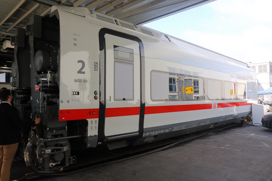 スペインのタルゴ製のドイツICE-L型は1両だけ実車が展示された（画像：橋爪智之）