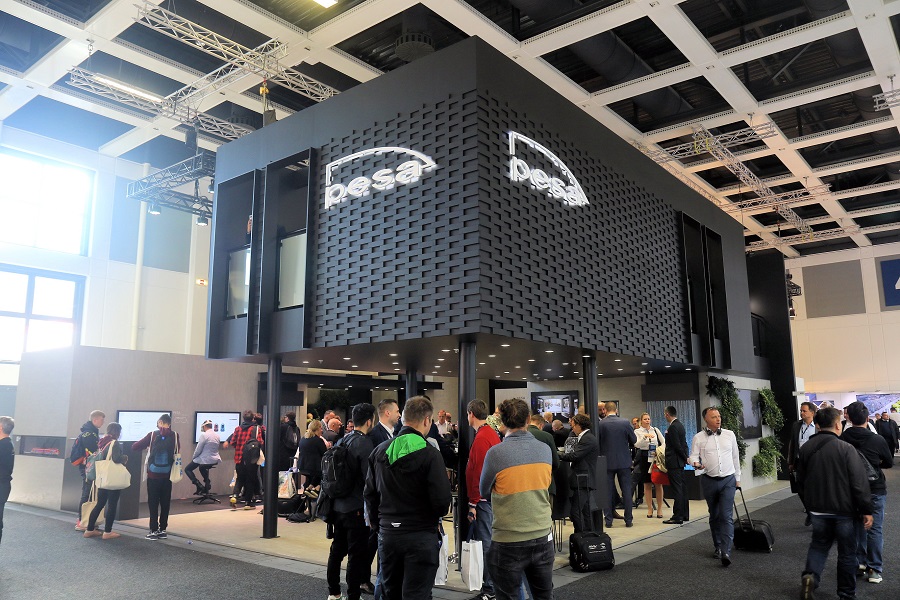 館内にも多数のブースが並び様々な展示が行われていた（画像：橋爪智之）