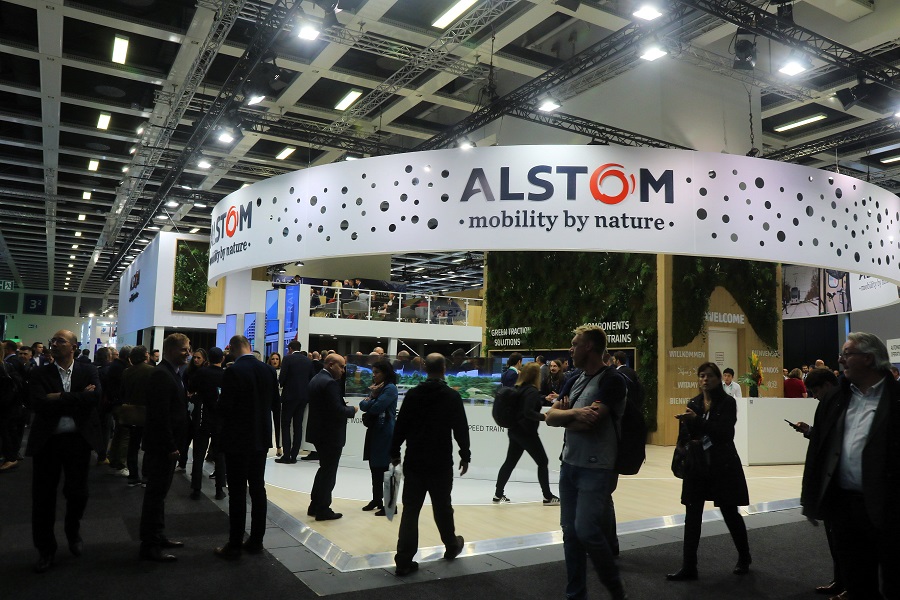 大企業のブースは巨大で2～3階建ての商談用会議室が並ぶ（画像：橋爪智之）