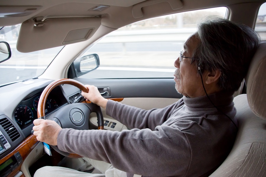 自動車を運転する高齢者のイメージ（画像：写真AC）