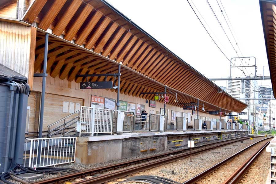 戸越銀座駅のホームは、架構の木がむき出しになっている（画像：小川裕夫）