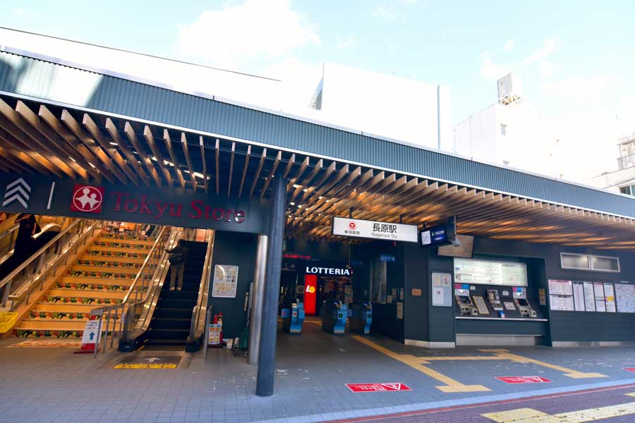 1973年に長原駅付近の線路は地下化された。2021年に木質化した駅舎へとリニューアル（画像：小川裕夫）