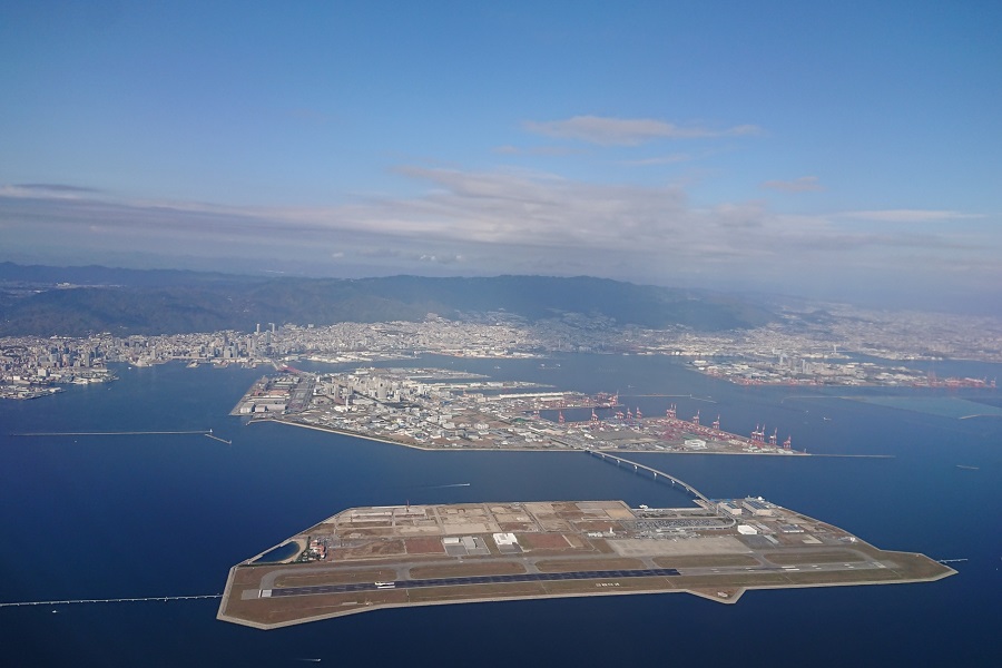 神戸空港。奥がポートアイランドと神戸市中心部など（画像：写真AC）