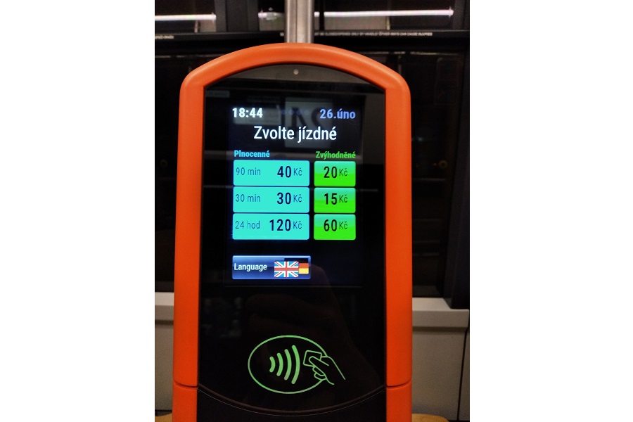 チェコの車内コンタクトレス券売機。タッチパネルで希望の券種を押してリーダーにカードをかざすだけ（画像：橋爪智之）