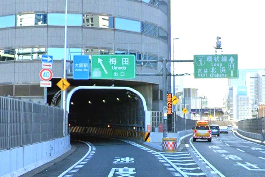 阪神高速道路11号池田線。ビルを貫通するトンネル(画像:(C)Google)
