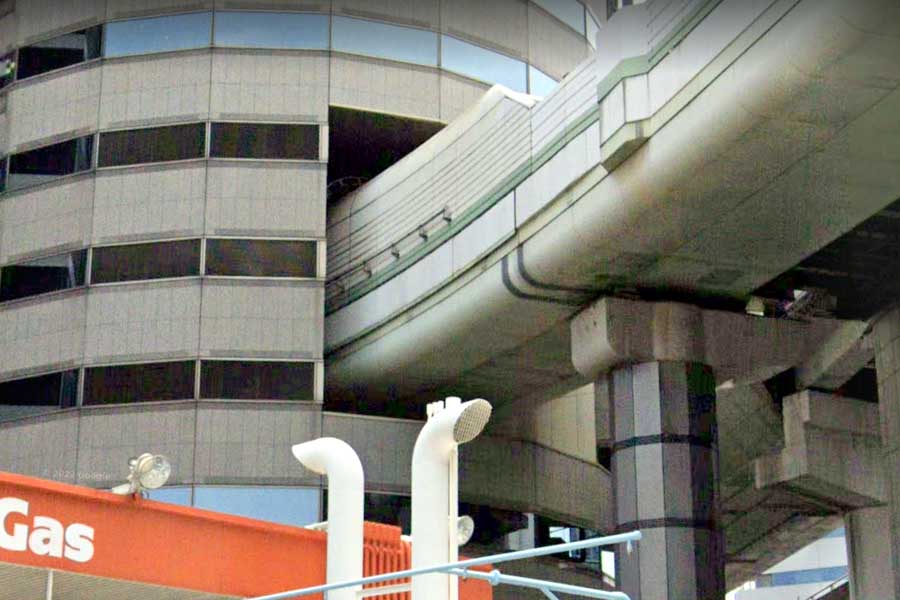 阪神高速道路11号池田線。ビルを貫通するトンネル（画像：(C)Google）