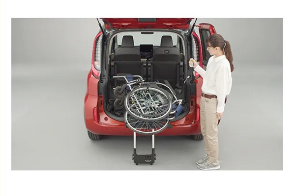 トヨタ「ウェルキャブ」車椅子収納装置（画像：トヨタ）