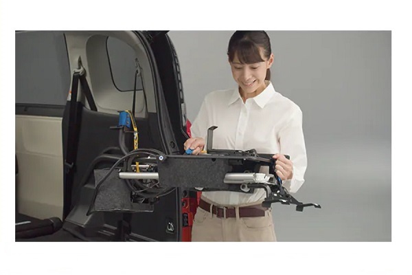 トヨタ「ウェルキャブ」車椅子収納装置（画像：トヨタ）