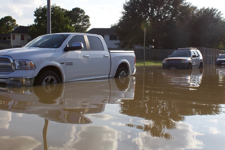 大雨に見舞われた自動車のイメージ（画像：写真AC）