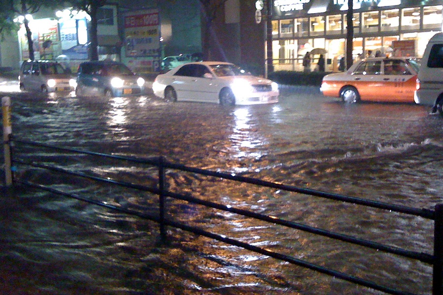 大雨に見舞われた自動車のイメージ（画像：写真AC）
