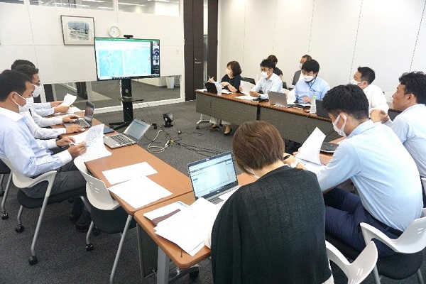 台風被害発生を受けての災害対策会議の様子（画像：タウ）