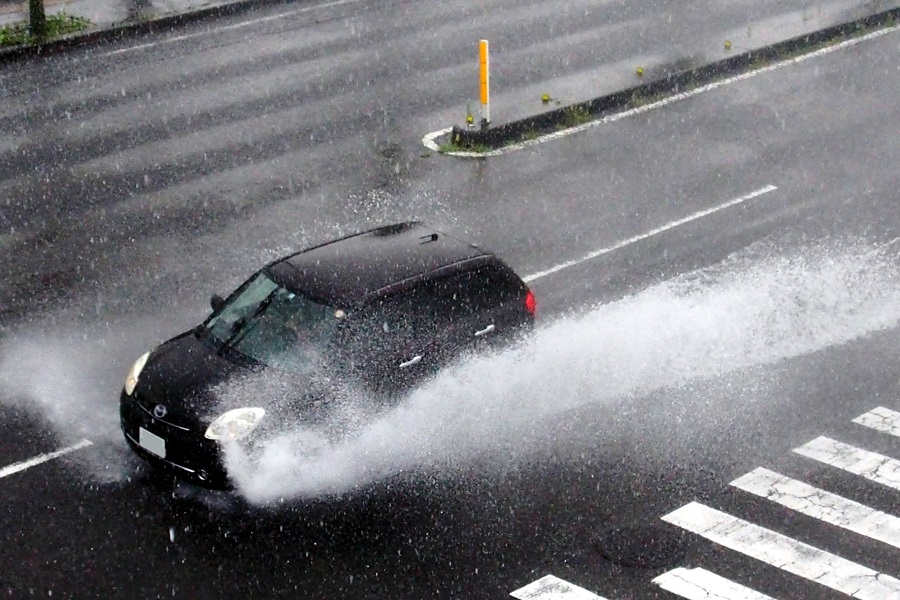 大雨に見舞われた自動車のイメージ
