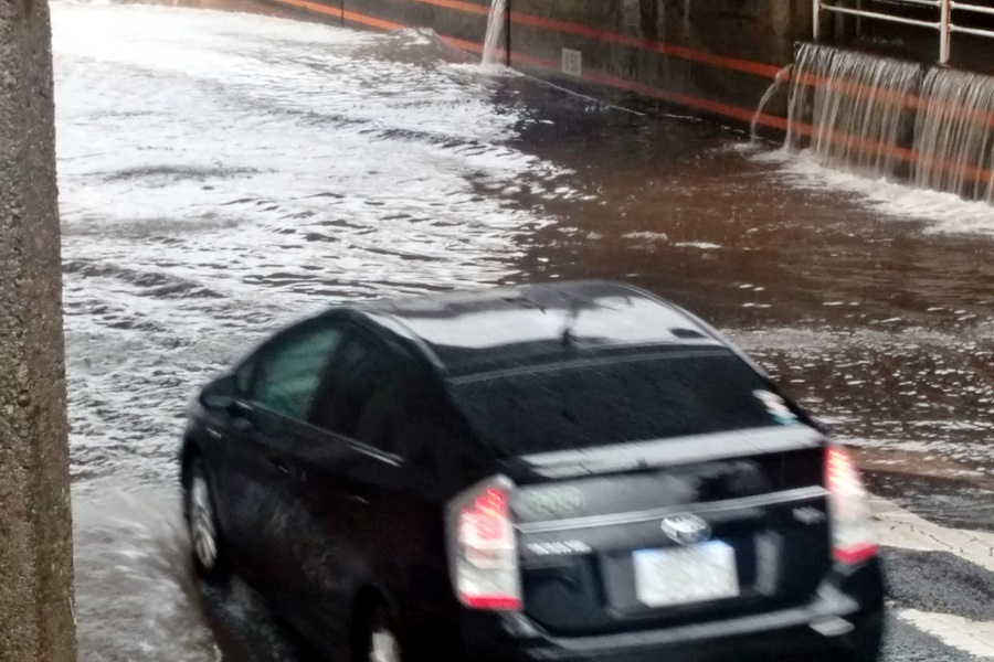 大雨に見舞われた自動車のイメージ