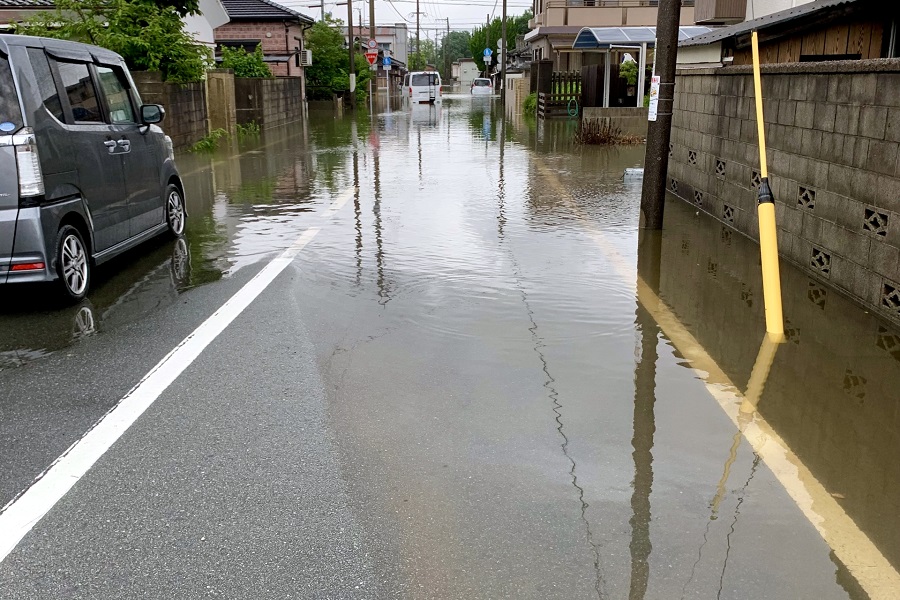 大雨に見舞われた自動車のイメージ