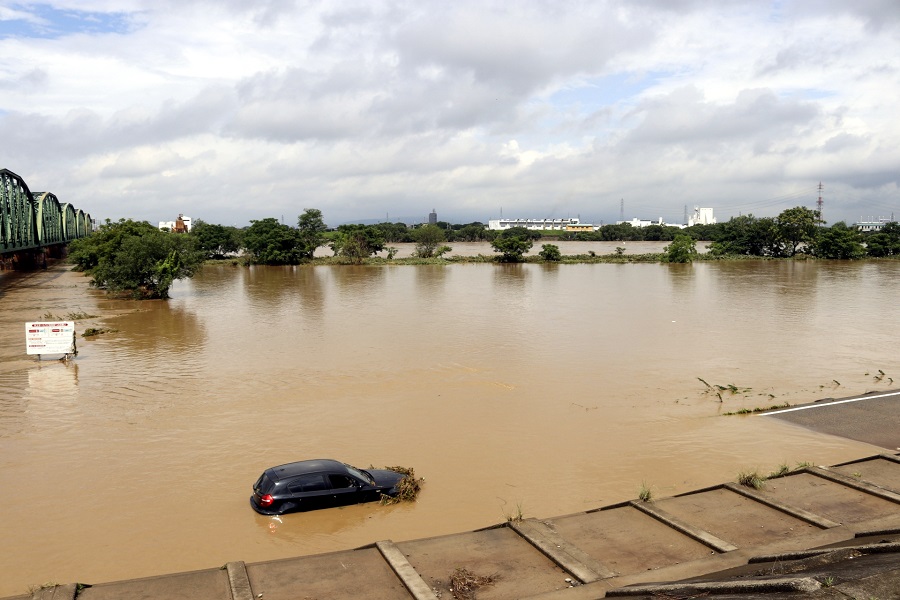 水害に見舞われた自動車のイメージ