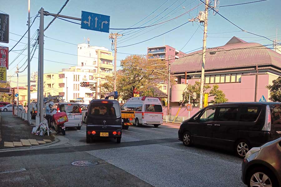 事故現場となった横浜市西区浅間町5丁目の様子（画像：日野百草）