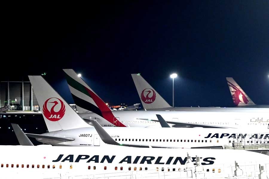 成田空港に駐機するエミレーツ航空やカタール航空などの出発便。いずれも日本は深夜発（画像：シカマアキ）