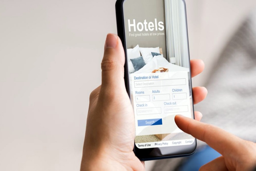 専門サイトを利用した旅行予約のイメージ（画像：canva）