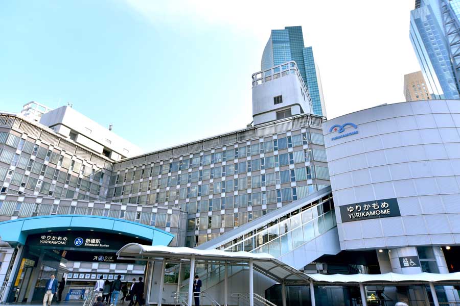 ゆりかもめの新橋駅。現在はJR新橋駅と並ぶように駅舎が立つ（画像：小川裕夫）