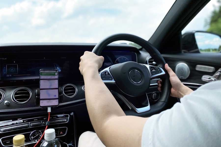 運転する男性(画像:写真AC)