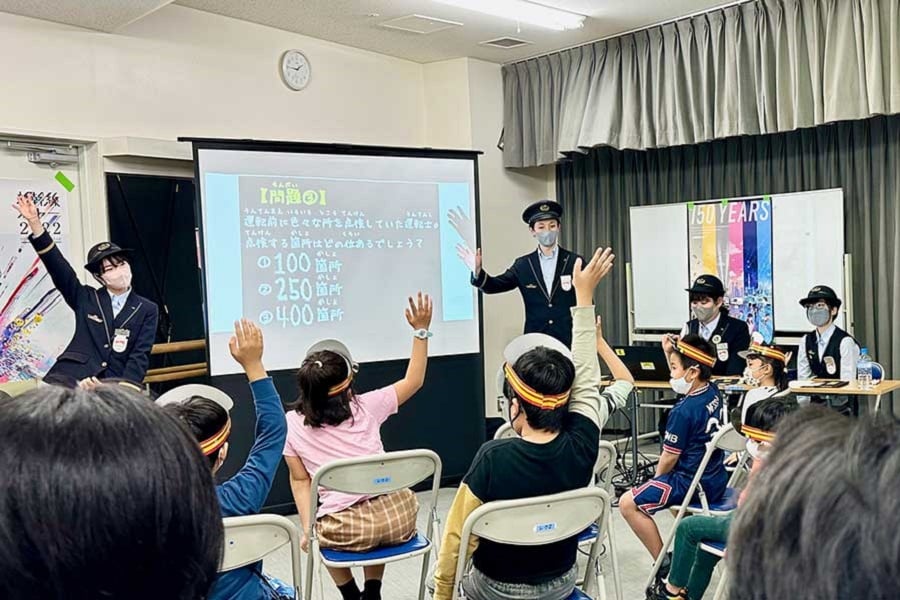 鉄道イベント「あだち鉄道ミュージアムスペシャル」でクイズに参加する子どもたち（画像：川辺謙一）