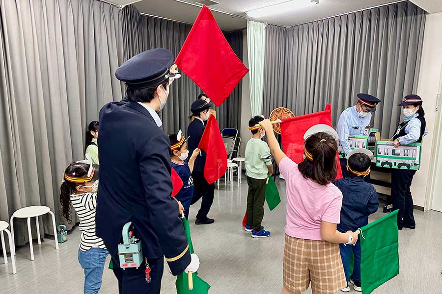  鉄道イベント「あだち鉄道ミュージアムスペシャル」で行われた手旗信号の実演（画像：川辺謙一）
