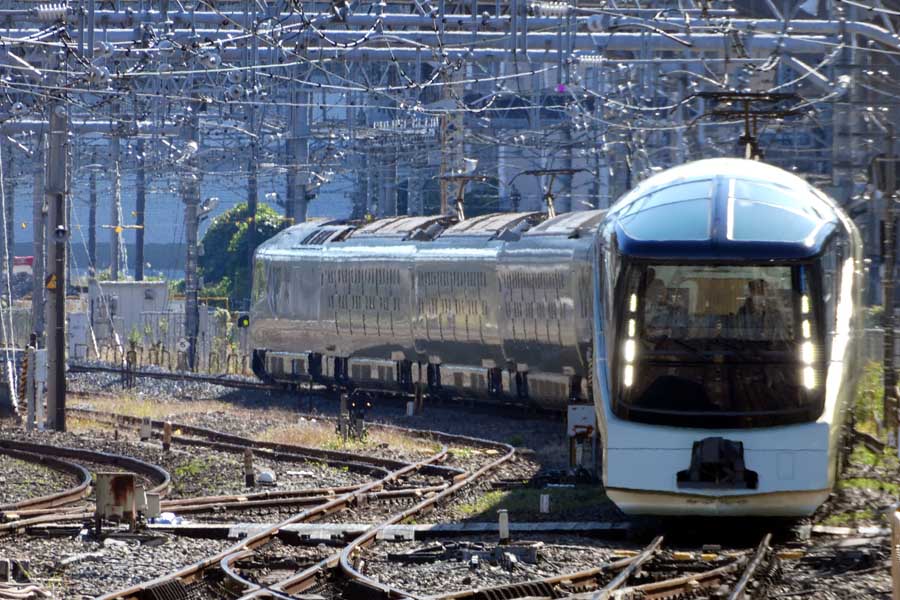 日本唯一、電車と気動車の両方を併せ持つJR東日本E001形（画像：岸田法眼）