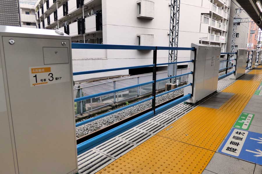 西武鉄道の軽量型ホームドア（画像：岸田法眼）