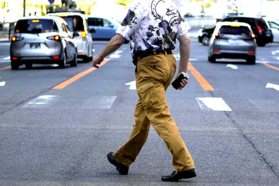 道路を歩く人のイメージ（画像：写真AC）