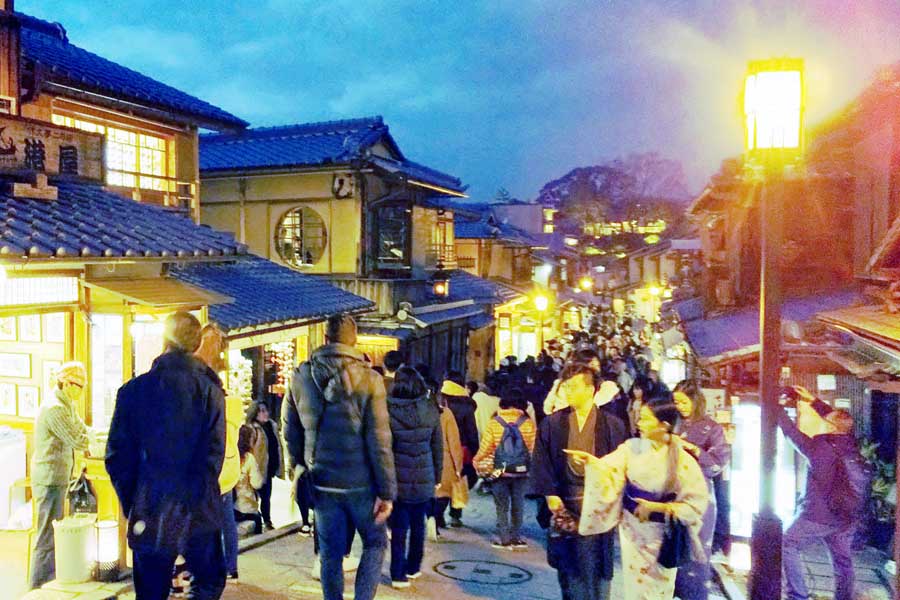 インバウンドで混雑する京都(画像:写真AC)