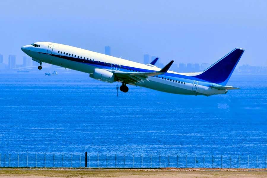 青空へテイクオフする飛行機（画像：写真AC）