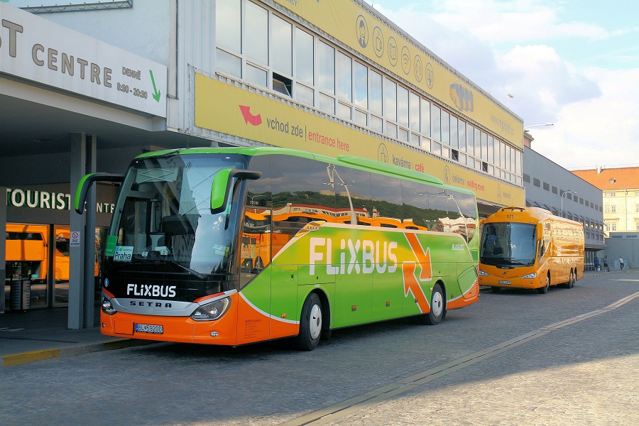 欧州における高速路線バス最大手のフリックスバス。同社はバスを保有せず、各国のバス会社へ委託して運行している（画像：橋爪智之）