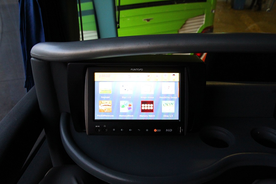 車内無料Wi-Fiは今や標準装備で、中には映画やゲーム、音楽など車内エンターテインメントを装備している会社もある（画像：橋爪智之）