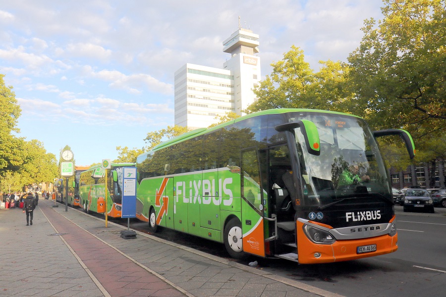 運行前に待機中のフリックスバス。欧州各都市へ向けて運行され、鉄道には脅威の存在となっている（画像：橋爪智之）