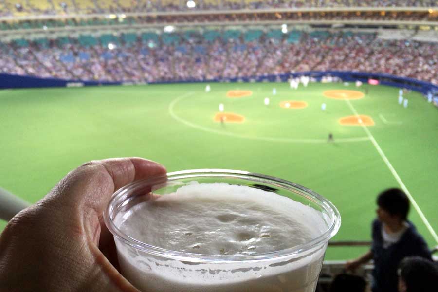 ビールと野球観戦(画像:写真AC)
