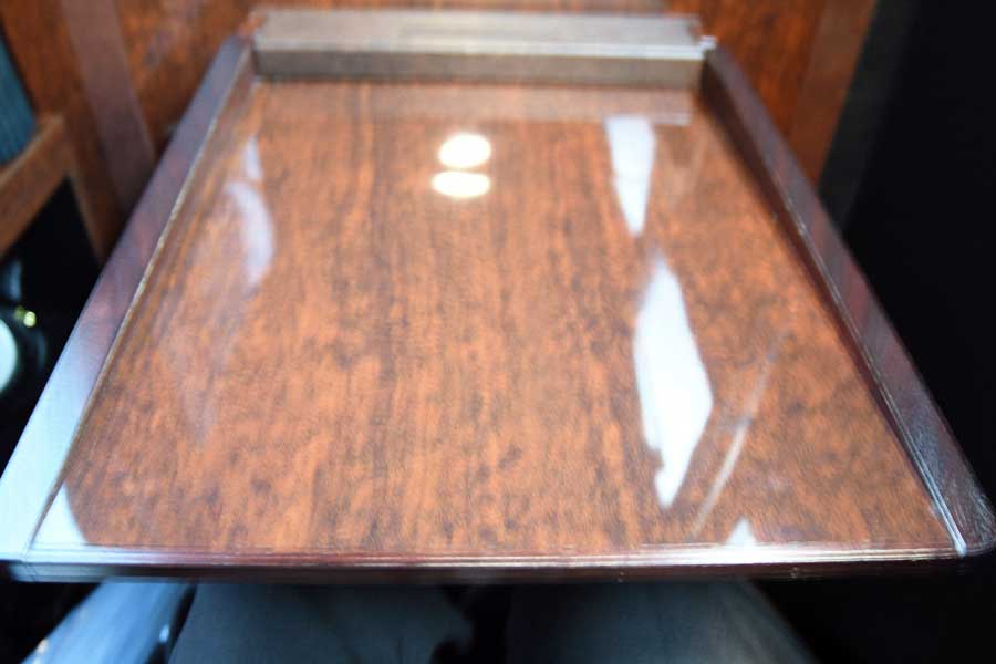 ドリームスリーパーの大型テーブル（画像：堀内重人）