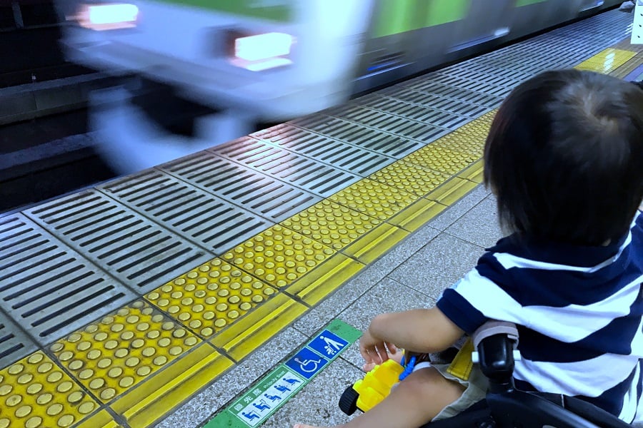 電車を待つベビーカーのイメージ（画像：写真AC）