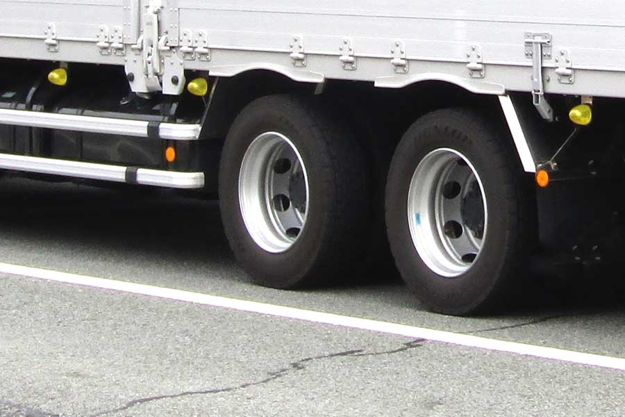 トラックのタイヤと道路（画像：写真AC）